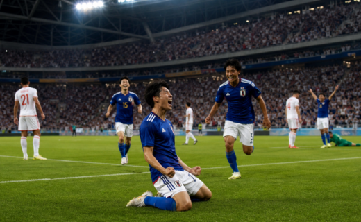 Japanse voetballers vieren een doelpunt tijdens een internationale wedstrijd