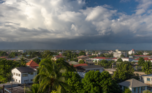 Suriname krijgt warme maandag met lokaal kans op middagbuien